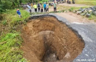 Fenomena lubang besar yang viral di media sosial di Nagari Situjuah Ladang Laweh, Kabupaten Limapuluh Kota, Sumatera Barat akhirnya dipastikan bukan sinkhole. (Dok. Ist)