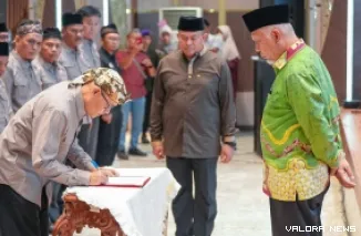 Gubernur Sumbar, Mahyeldi didampingi Mursalim (Kepala Kesbangpol) saksikan Ketua FPK Sumbar periode 2026-2031, Maman Sudarman menandatangani berita acara pelantikan, di aula kantor gubernur, Ahad. (humas)