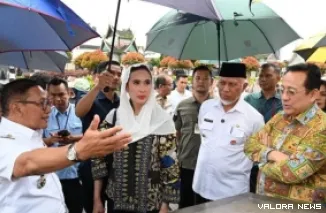 Wali Kota Bukittinggi, Ramlan Nurmatias sambut kunjungan kerja Menteri Pariwisata RI, Widiyanti Putri Wardhana, di pusat kota Jam Gadang, Rabu. Kunjungan ini juga didampingi Gubernur Mahyeldi. (hamriadi)