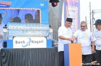Ketua DPRD Sumatera Barat, Muhidi (tengah) bersama Mahyeldi (gubernur Sumbar), Andri Yulika (Komut Bank Nagari) melakukan Penarikan Gebyar Hadiah Bank Nagari, di Kota Solok, Ahad. (humas)