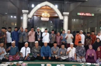Ketua DPRD Sumatera Barat, Muhidi foto bersama dengan jemaah Jamaah Masjid Al Manar Dadok Tunggul Hitam, Kecamatan Koto Tangah usai kegiatan Jumat Berkat. (humas)