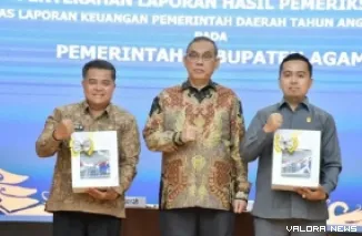 Bupati Agam, Benni Warlis terima penghargaan WTP atas Laporan Keuangan Pemerintah Daerah (LKPD) Tahun 2025 dari Kepala BPK RI Perwakilan Sumbar, Sudarminto Eko Putra di Padang, Jumat. (anizur)