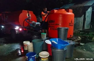 Pendistribusian air bersih yang dilakukan BPBD Padang. (Dok. Humas BPBD Padang)