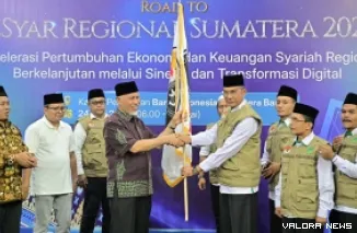 Gubernur Sumbar, Mahyeldi berikan sambutan pada kegiatan Dari Nagari Untuk Negeri (DAUN) Syariah Festival di Kantor Perwakilan Bank Indonesia Sumbar, Ahad. (humas)