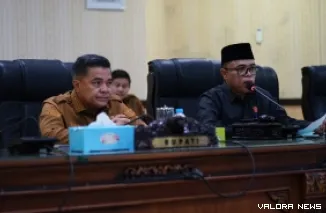 Bupati Agam, Benni Warlis bersama Wakil Ketua DPRD Agam, Henrizal, mengikuti agenda rapat paripurna pencabutan Peraturan Daerah No 2 Tahun 2018 tentang Pedoman Badan Usaha Milik Nagari (BUMNag), Selasa. (anizur)