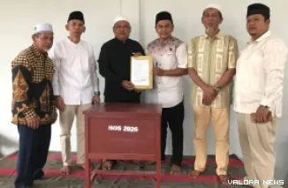 Pj Wali Nagari Brastagi Ujung Gading, Akli Anwari serahkan dokumen penggunaan dan pemanfaatan gedung MDA Halmahera Hidayat pada pengelola, H Zulkifnan, Jumat siang.