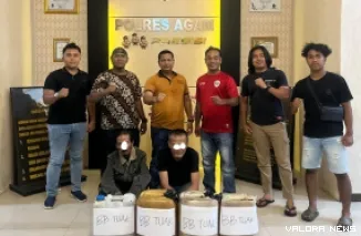 Tim Opsnal Polres Agam, bersama penjual minuman keras jenis tuak yang diamankan di sebuah warung di kawasan Simpang Sikabu, Nagari Kampung Tangah, Kecamatan Lubuk Basung, Selasa malam. (humas)