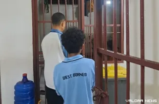 Pelaku kekerasan terhadap anak kandungnya sendiri diamankan pihak kepolisian. (Dok. Humas Polresta Padang)