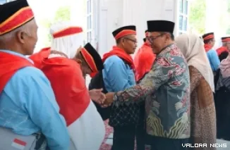 Wako Bukittinggi, Ramlan Nurmatias lepas rombongan Jemaah Calon Haji Bukittinggi, di di depan rumah dinas wali kota, Jumat. (humas)