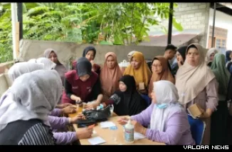 Tenaga medis dari Puskesmas Pauh bersama Universitas Alifah dan University of Malaya melakukan CKG bagi warga penyinas bencana hidrometeorologi di Padang, Sabtu. (veri rikiyanto)