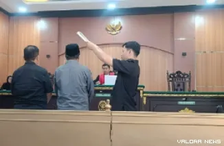 Saksi fakta diambil sumpahnya jelang pelaksanaan persidangan praperadilan Cabjari Maninjau di PN Lubuk Basung terkait dugaan korupsi proyek Revitalisasi Pasar Rakyat Sungai Batang, Rabu. (anizur)