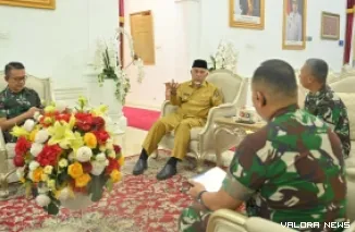 Gubernur Sumbar, Mahyeldi dialog tentang rencana penelitian tentang penanganan bencana yang akan dilakukan siswa Sesko TNI di Sumatera Barat, dengan Dandim 0312 Padang, Kolonel Inf Ferry Adianto dan jajaran di istana gubernur, Senin. (humas)