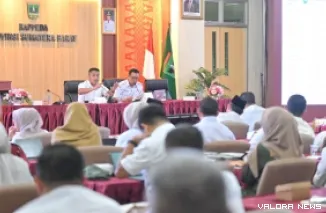 Wakil Gubernur Sumatera Barat, Vasko Ruseimy didampingi Zefnihan (Kepala Bappeda Sumbar) saat memimpin rapat koordinasi bersama seluruh kepala OPD di kantor Bappeda, Rabu. (humas)