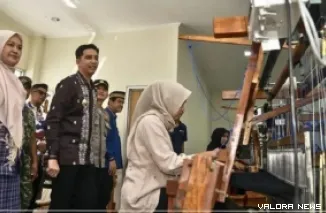 Wali Kota Sawahlunto, Riyanda Putra saksikan penenun dengan karyanya di Sentra Tenun Songket Silungkang di Kecamatan Silungkang, Kota Sawahlunto, Jumat. (humas)
