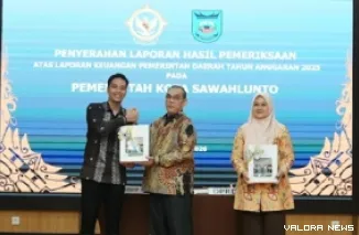 Wali Kota Sawahlunto, Riyanda Putra didampingi Ketua DPRD, Susi Haryati menerima LHP LKPD Tahun 2025 dari Kepala BPK Perwakilan Sumatera Barat, Sudarminto Eko Putro di Padang, Jumat. (hendra idris)