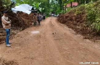 Material longsor telah diberikan dari ruas jalan Lubuk Basung--Bukittinggi via Sungai Landia seingga jalan milik provinsi ini kembali dapat dilalui sejak pukul 09.30 WIB, Rabu. (anizur)