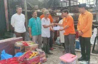 Plt Kepala Dinas Sosial, Vanvoni Gorbi serahkan bantuan pada warga terdampak kebakaran di Kecamatan Sungai Aur dan Simpang Empat, Jumat. (humas)