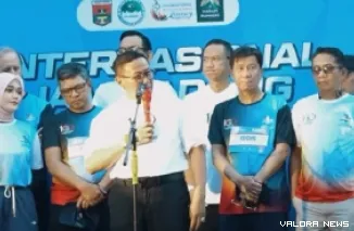 Wakil Ketua DPRD Sumatera Barat, Evi Yandri Rajo Budiman (kanan) saat menghadiri pembukaan IMLF Jam Gadang Fun Run 2026 yang digelar di kawasan Pedestrian Jam Gadang, Bukittinggi, Ahad pagi. (humas)