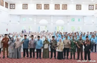 Wawako Bukittinggi, Ibnu Azis didampingi Kepala Kantor Kementerian Haji dan Umrah Kota Bukittinggi, Misra Elfi dan jajaran, foto bersama dengan Jemaah Haji Bukittinggi di Balairung Rumah Dinas Wali Kota Bukittinggi, Kamis. (hamriadi)