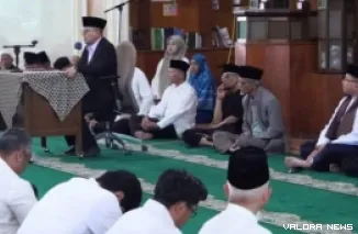 Wakil Wali Kota Bukittinggi, Ibnus Asis sampaikan arahan pada tabligh akbar sambut 1 Muharram 1448 H, di Masjid Jami' Tigo Baleh, Rabu. (hamriadi)
