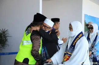 Kedatangan jemaah disambut Walikota Solok Ramdhani Kirana Putra bersama Kepala Bidang Pelayanan Haji Kanwil Kementerian Haji dan Umrah Sumatera Barat Yudi Hidayat serta jajaran pemerintah daerah.