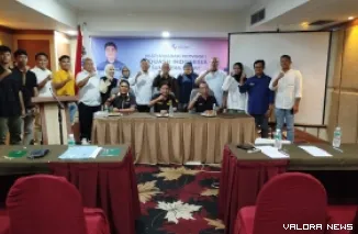 Ketua KONI Sumbar,  Hamdanus foto bersama jajaran pengurus Squash Sumatera Barat usai pembukaan Musprov I yang digelar di Padang, Senin. (mangindo kayo)