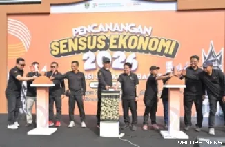 Gubernur Sumatera Barat, Mahyeldi bersama Wakil Kepala BPS RI, Sonny Harry Budiutomo Harmadi dan jajaran saat pencanangan Sensus Ekonomi 2026 di Halaman Kantor Gubernur Sumbar, Ahad. (humas)