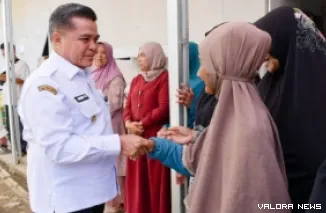 Bupati Agam, Benni Warlis didampingi sejumlah pimpinan OPD, meninjau warga penyintas bencana galodo akhir November 2025 lalu, yang telah menempati hunian sementara. (humas)