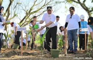 Gubernur Sumatera Barat, Mahyeldi memimpin aksi penanaman 1.000 pohon di kawasan Hutan Kota Malvinas, sempadan Batang Kuranji di Kota Padang, Jumat. (humas)