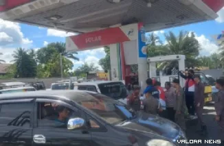 Satuan Tugas Pengendalian BBM Subsidi Kabupaten Pasaman Barat bersama PT Pertamina Sumatera Barat lakukan sidak penggunaan barcode BBM subsidi di SPBU, Kamis. (robbi irwan)