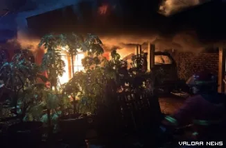 Kebakaran menghanguskan dua unit rumah di Perumahan Puskud, Kelurahan Koto Panjang Ikua Koto, Kecamatan Koto Tangah, Rabu malam. (Dok. Humas Damkar Padang)