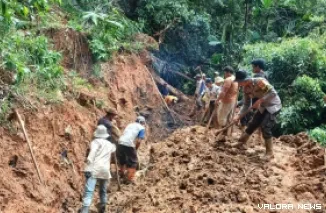 Bhabinkamtibmas Polsek Matur di Nagari Tigo Balai, Kecamatan Matur, Brigpol Anna Hababil bergabung dalam kegiatan gotong royong bersama warga di kawasan Banda Baru, Dusun Basuik, Kamis. (anizur)