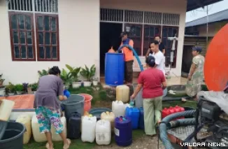 Personel BPBD Padang distribusikan air bersih bagi penyintas bencana yang tersebar di tiga kecamatan di Kota Padang, Sabtu. (humas)