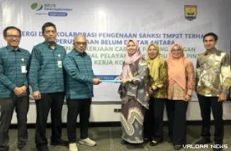 Kepala BPJS Ketenagakerjaan Cabang Padang, Afrialdi Bersama Kepala DPMPTSP dan Tenaga Kerja Kota Pariaman, Gusniyeti Zaunit(*)