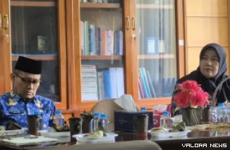 Kepala Diskominfo, Roza Syafdefianti saat rapat persiapan peluncuran layanan tersebut dimatangkan melalui rapat implementasi yang digelar Diskominfo Agam di Ruang Rapat Asisten II Setda Agam, Rabu. (anizur)