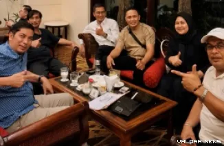 Ketua DPD PAN Sawahlunto terpilih, Deri Asta dialog santai bersama kader yang duduk di parlemen di kota arang itu. (hendra idris)