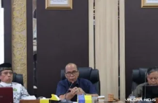 Ketua Tim Ahli DPRD Sumbar, HM Nurnas pimpin rapat rutin di Ruang Khusus II, Rabu. Topik pembahasan mengenai Perda No 5 Tahun 2020. (humas)
