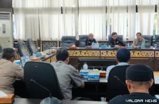 Ketua JMSI Sumatera Barat, Aguswanto bersama Hary Efendi (Ketua Dewan Pembina) pada rapat pleno perdana di Ruang Khusus I DPRD Sumbar, Senin.