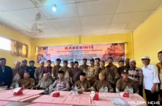 Ketua DPW Pujakesuma Sumatera Barat, Sulianto bersama Djufri (Ketua MPO) foto bersama dengan pengurus usai pembukaan Rakerwil di aula Kantor Dekopinda Bukittinggi, Ahad. (hamriadi)