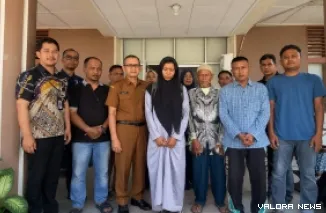 Kepala Dinas Sosial Agam, Villa Erdi bersama jajaran Dinas Sosial, keluarga, dan pendamping melepas keberangkatan Anasrullah dan Esi Novrianti ke Sentra Dharma Guna Bengkulu, Selasa. (anizur)