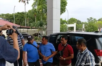 Abeb alias BA saat digiring ke gedung Kejaksaan Tinggi Sumbar