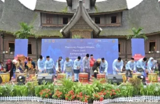 Gubernur Sumbar, Mahyeldi bersama Wamenaker Afriansyah Noor, Bupati Tanah Datar, Eka Putra dan jajaran, memukul gendang tanda dibukanya Festival Minangkabau 2026 di Istano Basa Pagaruyung, Kamis. (humas)