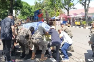 Tim gabungan melakukan penertiban di kawasan GOR Agus Salim Padang.