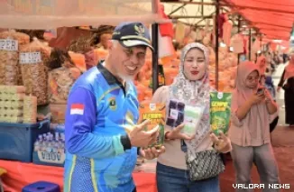 Gubernur Sumatera Barat, Mahyeldi dialog dengan pedagang kaki lima di kawasan Pasar Ateh Bukittinggi, Selasa. (humas)