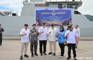 Gubernur Sumbar, Mahyeldi bersama Kodamar II Padang, Laksamana Muda TNI Sarimpunan Tanjung, Direktur Departemen Pengelolaan Uang Bank Indonesia, Novyanto dan jajaran, di Dermaga Pelabuhan Teluk Bayur, Padang, Rabu. (humas)