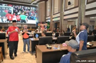 Gubernur Sumatera Barat, Mahyeldi dialog dengan peserta nonton bareng (Nobar) piala dunia antara Mesir melawan Iran di Aula Kantor Gubernur Sumbar, Sabtu. (humas)