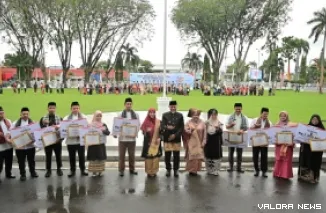 Gubernur Sumatera Barat, Mahyeldi foto bersama dengan ASN Model Ketahanan Keluarga di lingkungan Pemprov Sumbar, usai upacara Peringatan Hari Keluarga Nasional (Harganas) ke-33 Tahun 2026 di Lapangan Kantor Gubernur Sumbar, Senin. (humas)