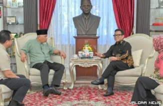 Gubernur Sumbar, Mahyeldi terangkan Program ASN Peduli pada Direktur Utama BPJS Ketenagakerjaan, Syahrul Hidayat saat audiensi di Istana Gubernuran, Jumat. (humas)
