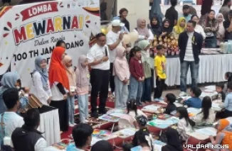 Wali Kota Bukittinggi Ramlan Nurmatias mengikuti kegiatan lomba mewarnai yang merupakan bagian dari rangkaian peringatan 100 Tahun Jam Gadang. (hamriadi)