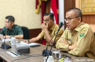 Sekdaprov Sumbar, Arry Yuswandi terima audiensi Bupati Solsel, Khairunnas di Ruang Rapat Istana Gubernuran, Padang, Selasa. (humas)